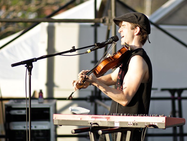 Owen Pallett在Linkin Park下张专辑中一首叫作"I'll Be Gone"的歌曲上贡献了弦乐部分。